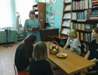 читальный зал под названием «Три Спаса: мёд, яблоко, орех — сокровища русского лета».